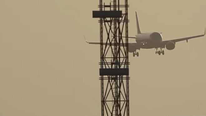 Espectacular aterrizaje de lado de un avión de Ryanair, empujado por el viento
