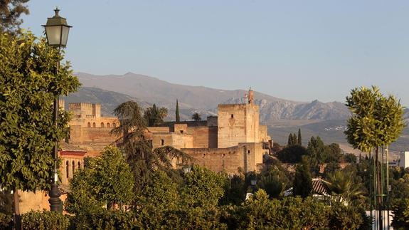 Vista poco habitual de la Alhambra en una puesta de sol captada desde el Huerto del Carlos. 