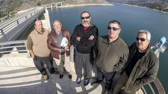 Miembros de la asociación 'Agua para el campo' posan en la presa de Rules desde donde ven cómo se tira el agua al mar.