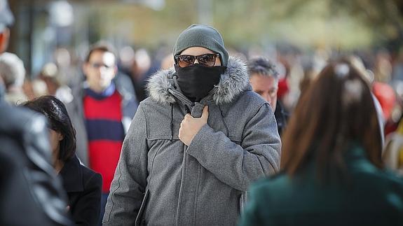 Archivo. Un hombre se abriga para protegerse de las bajas temperaturas.