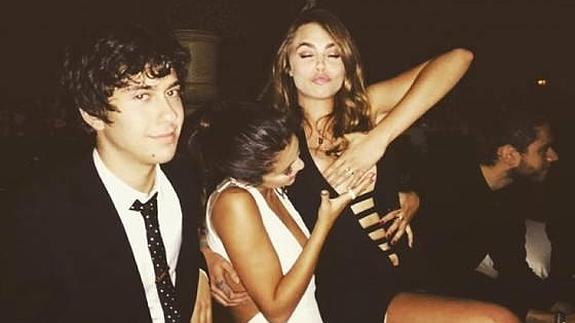 Selena Gomez evita que a Cara Delevigne se le vean los pechos (tocándoselos)