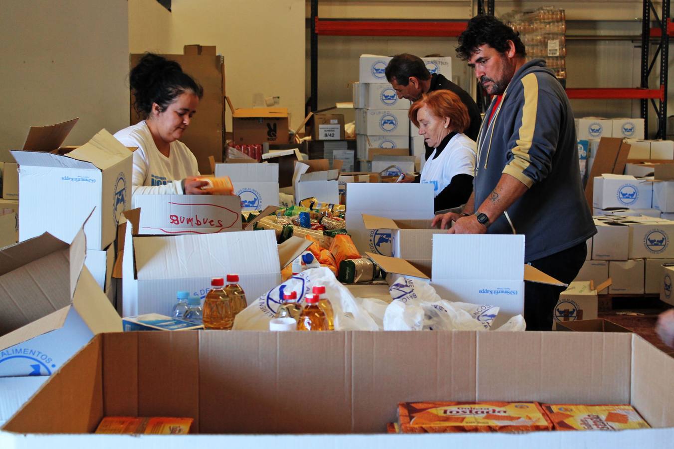 Voluntarios trabajan en la nave que el Banco de Alimentos tiene en el municipio de Roquetas de Mar. 