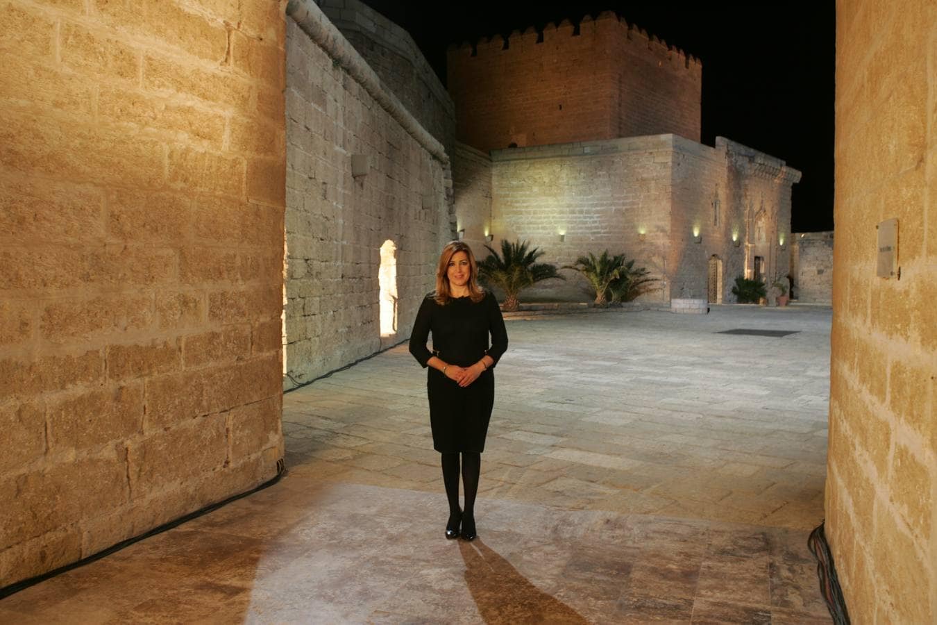 La presidenta del Gobierno andaluz, Susana Díaz, durante el rodaje del mensaje de fin de año en la Alcazaba, en Almería. 