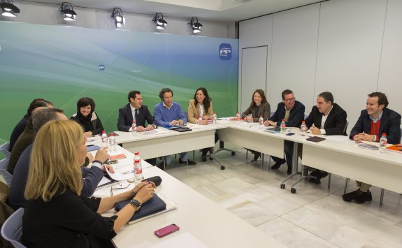 Juanma Moreno y el secretario de Organización del PP, Carlos Floriano, en la reunión de ayer en Sevilla con los presidentes provinciales.