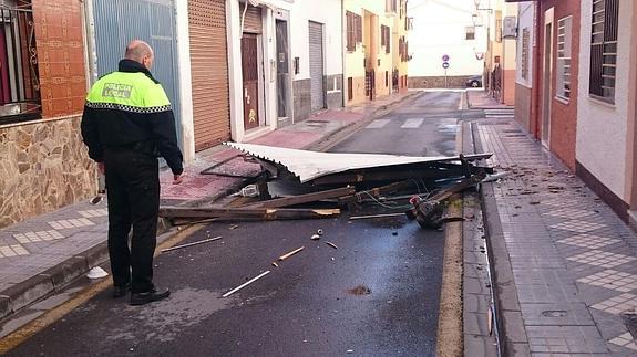 La Policía Local de Maracena corta una calle tras volar un tejado de chapa y hormigón de unos 150 kilos