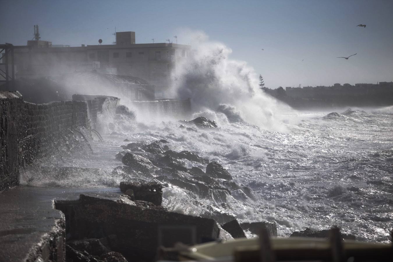 Fuerte oleaje en la zona de La Caleta de Salobreña el sábado a mediodía. 