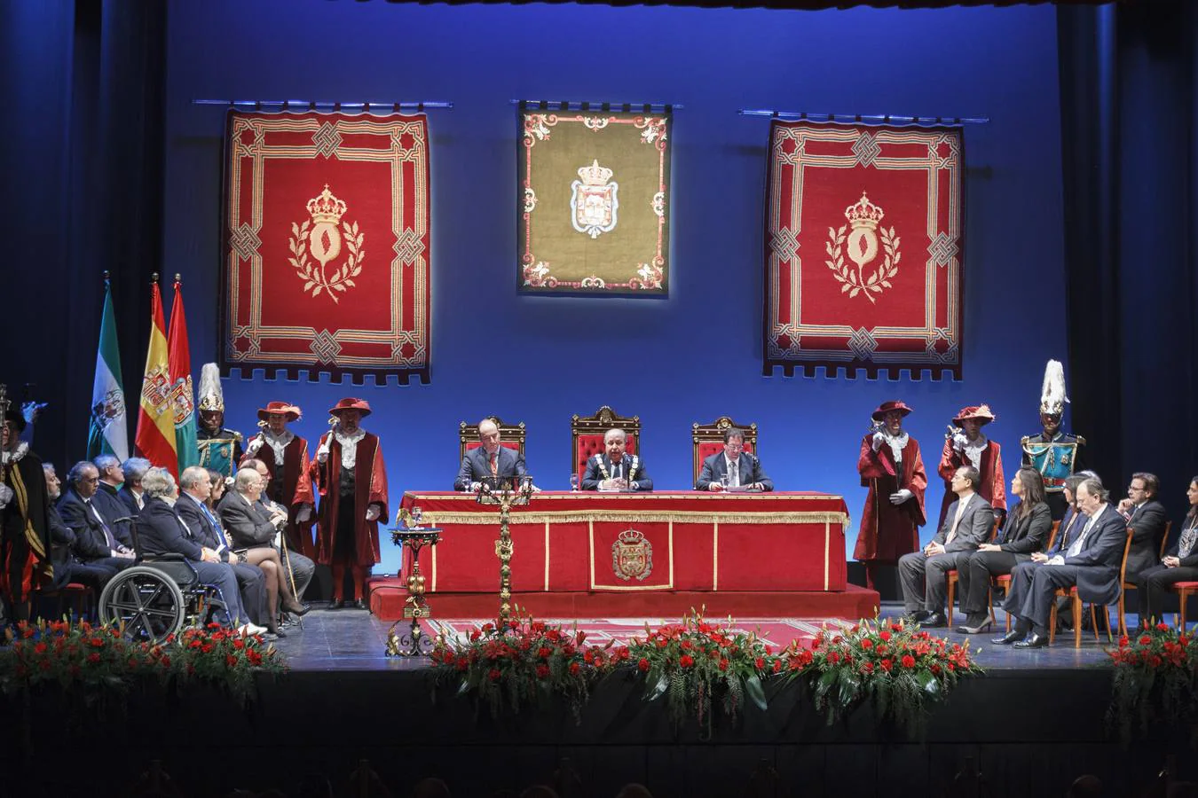 El alcalde preside la ceremonia de entrega de honores y distinciones, anoche en el teatro Isabel La Católica. 