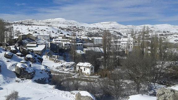 Precioso paisaje nevado en Santiago Pontones, en plena Sierra de Segura.