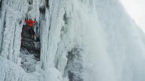 Un hombre consigue escalar las cataratas del Niágara congeladas por primera vez en la historia