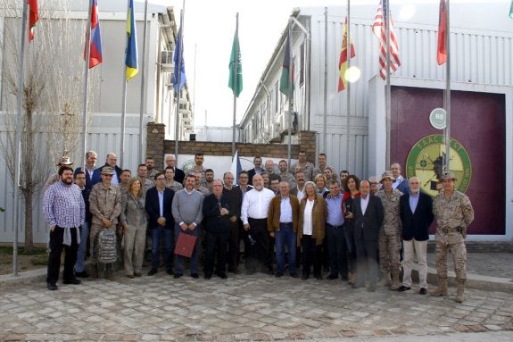 Instantánea de familia de la delegación ante las instalaciones del TAAC-West.