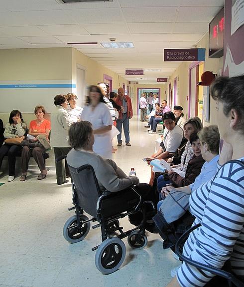 Pacientes aguardan para pedir una cita en el hospital Virgen de las Nieves.