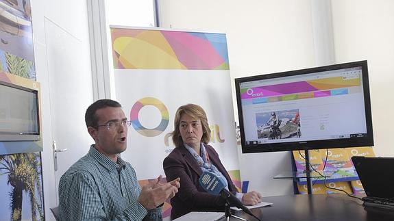 Luisa García Chamorro, alcaldesa de Motril, y José Carlos Álvarez, responsable de la web