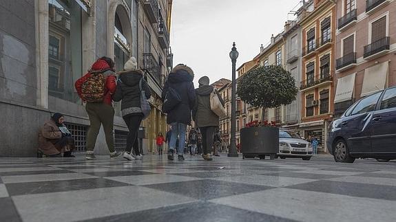 El mármol de la calle Reyes Católicos que será tratado para evitar resbalones 