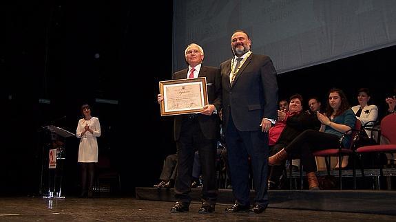 Fernando Rodríguez Bailón posa con Pablo García, alcalde de Albolote, tras recibir el diploma.