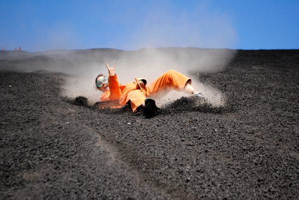 Sandboarding, el deporte extremo dentro de un volcán