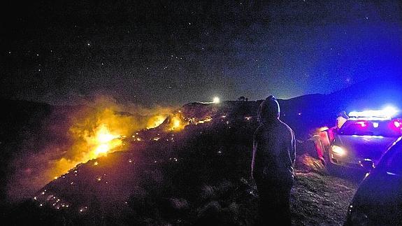 El incendio de Otívar mantuvo en vilo durante la noche a los vecinos del municipio