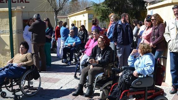 Concentración a las puertas de la residencia, este viernes 