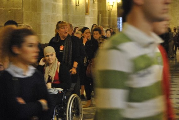 Cientos de personas formaron fila pacientemente.