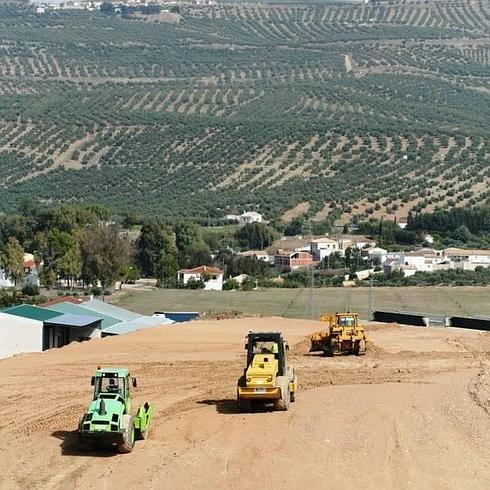 Máquinas trabajando en la Cuesta de Baeza de la A-316.