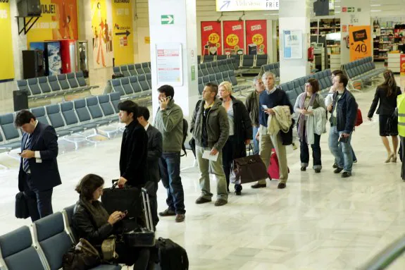 Turistas esperan para embarcar en el Aeropuerto de Almería.