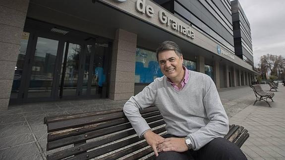 Rojas, fotografiado ayer en la entrada de la sede del PP de Granada.