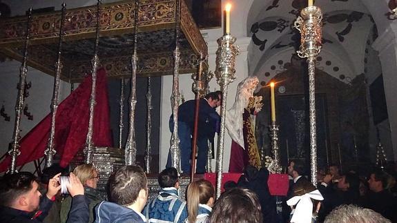 La Virgen de las Maravillas, subida en su paso de palio, rodeada de cofrades.