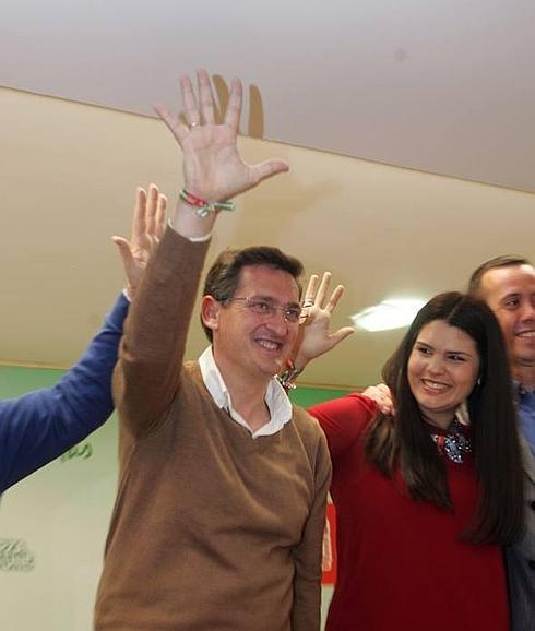 José Luis Sánchez Teruel y Noemí Cruz celebran los resultados en la sede del PSOE de la capital.