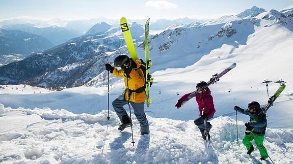 Sierra Nevada acoge una competición entre familias y amigos con pruebas de alpino y freestyle