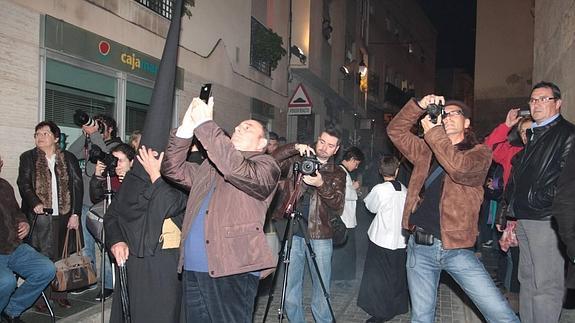 El turista de Semana Santa acude a la capital para, entre otras cosas, disfrutar de sus procesiones, según los expertos. 