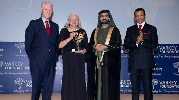 Nancie Atwell, con el trofeo, entre Bill Clinton y el primer ministro de los Emiratos Árabes, Sheik Mohammed bin Rashid. 