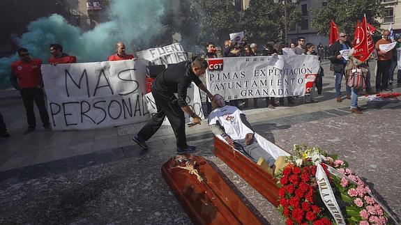 Los funcionarios protagonizaron una macabra protesta en la Plaza del Carmen. 