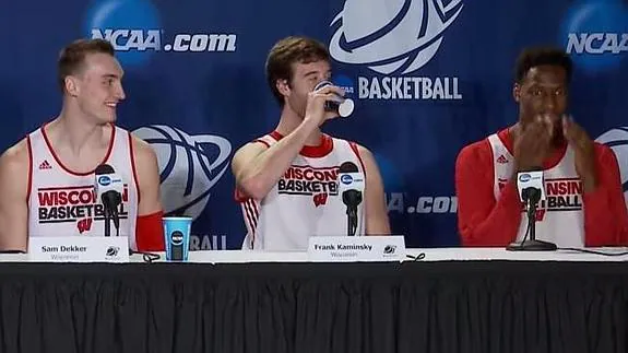 Un jugador de baloncesto se enamora en plena rueda de prensa