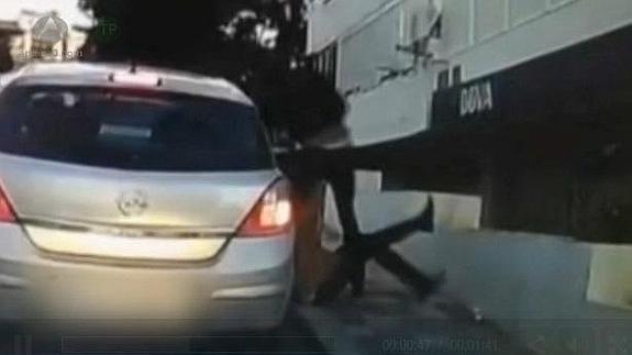 Arrastrada por un coche para evitar que le roben el bolso