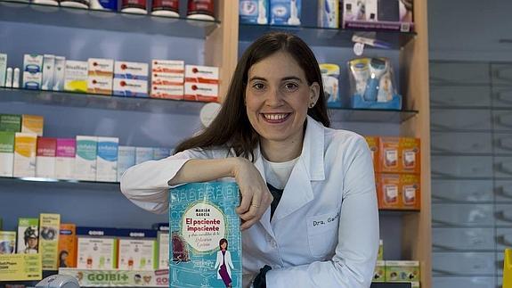 Marián García, en su farmacia de Mejorada del Campo (Madrid), donde ha recopilado tantas anécdotas. 