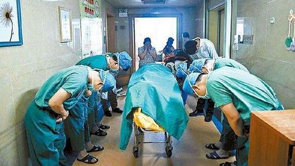 Médicos chinos se inclinan ante el cuerpo de un niño de 11 años que donó sus órganos