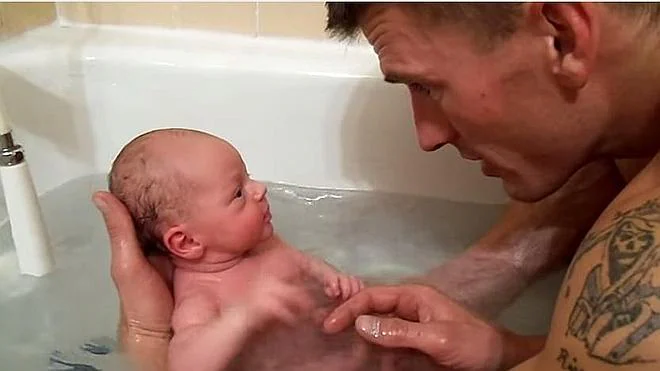 El primer baño de un bebé con su padre 'profesor' arrasa en Youtube