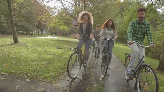 Los integrantes de Beciclos no solo arreglan bicis, también pasean con ellas.