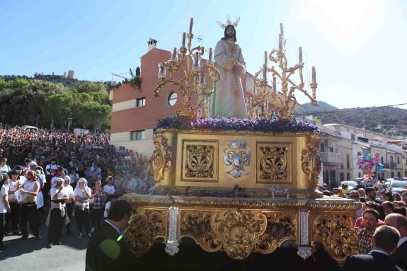 Una muchedumbre aguardaba al Señor Cautivo a la salida de la residencia Siloé, en pleno barrio de Santa Isabel.