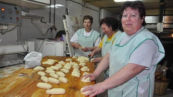 Profesionales de una panadería elaboran los hornazos