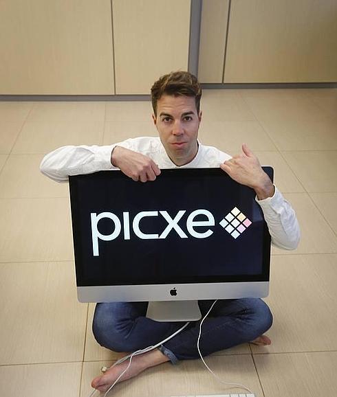 Víctor Bodega, uno de los socios, en las oficinas de la empresa Picxe, en Granada.