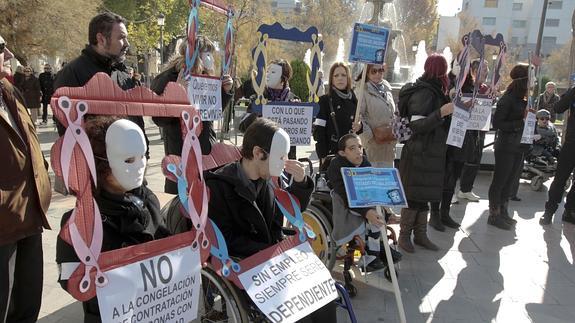 Personas con discapacidad protestan en Granada por los impagos e incumplimientos de la Junta con el colectivo.