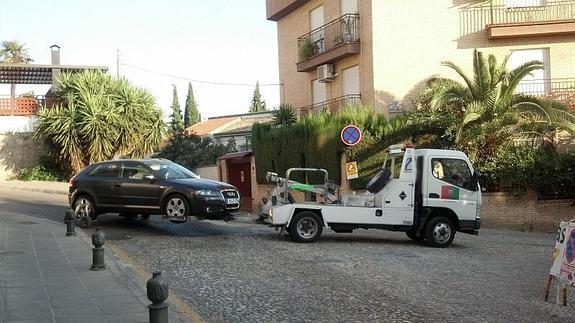 La grúa municipal retira un vehículo multado