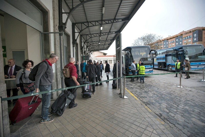 Usuarios de Renfe salen de la estación de tren tras pasar el control para subir a uno de los autobuses 