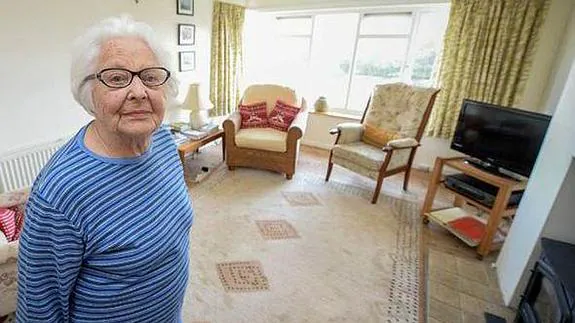 Pamela Clothier, de 92 años, con parte del mobiliario recuperado.