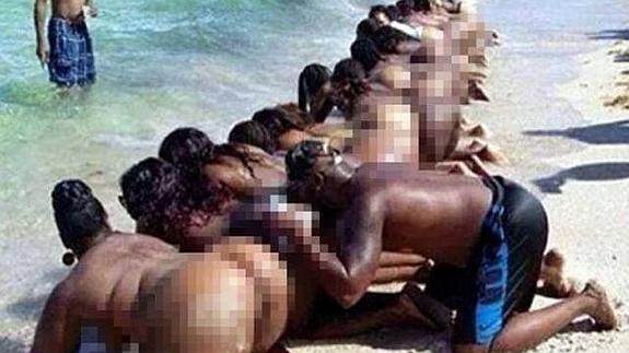 Un pastor les besa el trasero a las mujeres de su congregación "para que consigan novio"