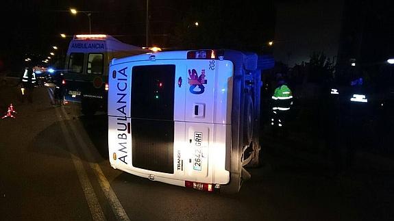 Un coche embiste a una ambulancia y otro queda semicolgado de un muro