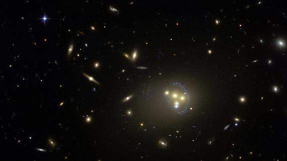 Imagen tomada por el telescopio Hubble que muestra el rico cúmulo de galaxias Abell 3827.
