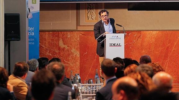 Ignacio Pérez Dolset se dirige a los asistentes a los ‘Desayunos de IDEAL’ que patrocinó Cloud Center Andalucía, del Grupo Trevenque, en el hotel ACSanta Paula. 