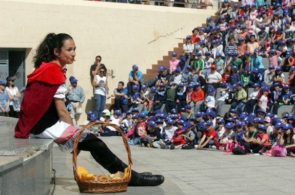 Una peculiar Caperucita Roja se encargó de poner en valor ante escolares de la capital el atractivo de la lectura.