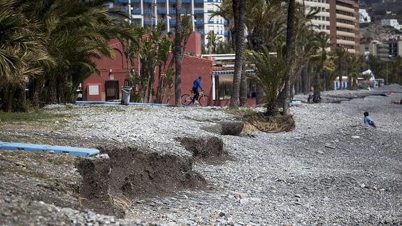 Aspecto de la playa de Velilla, destrozada por un temporal.